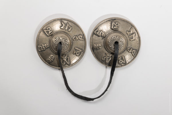 Cloche de méditation tibétaine Tingsha 8 symboles auspicieux, 7.5 cm – Image 2