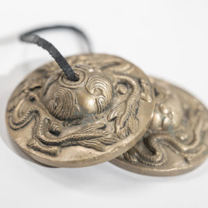 Cloche de méditation tibétaine Tingsha 8 symboles auspicieux, 7.5 cm