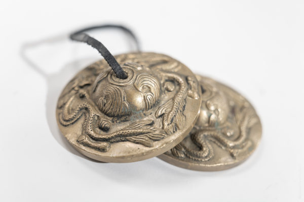 Cloche de méditation tibétaine Tingsha 8 symboles auspicieux, 7.5 cm