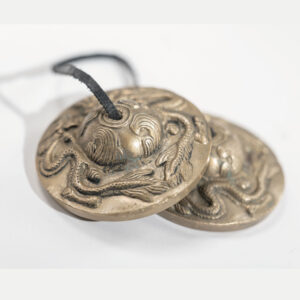 Cloche de méditation tibétaine Tingsha 8 symboles auspicieux, 7.5 cm